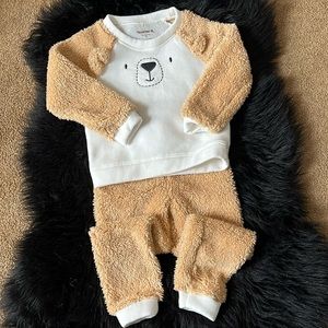 Bearpaw sweater and pants